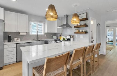 Encinitas House | Colorful & Comfy Gem Close to Beach - Yard - Pkg