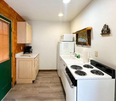 Grand Lake House | Columbine Charming Cabin 1 block from the lake in town 5 min to RMNP