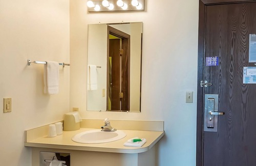 Shelby Hotel | Comfort Meets Affordability! 2 Comfortable Units, Parking, Near Lake Shel-oole