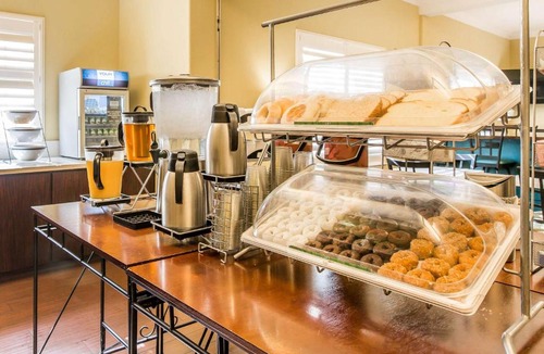 Raisin Hotel | Comfort Suites Fresno River Park
