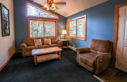 Estes Park Ski Chalet | Comfortable 3 bedroom with Personal Hot tub on deck
