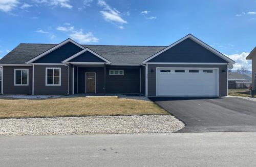 Corvallis House | Comfy 4 Bdrm House with Air Conditioning