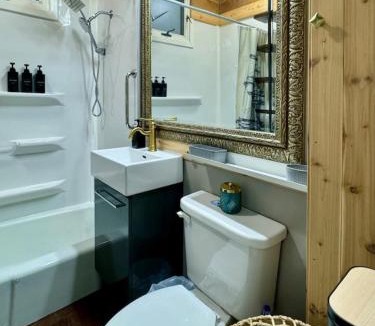 Observation Hill House | Comfy, Close to Downtown with Lake & Lift Bridge Views