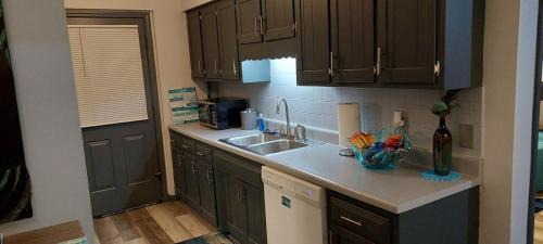 Columbia House | Comfy Home~Teal Feel~Sleeps 8