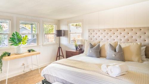 Arvada House | Comfy w King Bed Bring pup & walk 2 Everything
