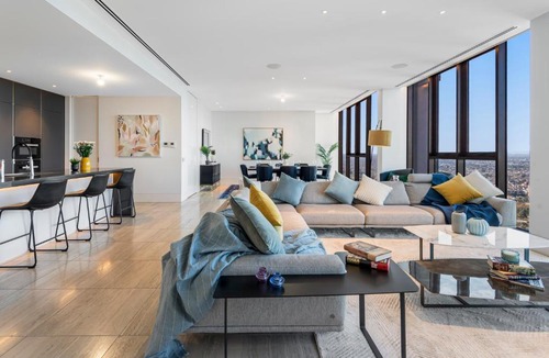 Melbourne Central Business District Apartment | Complete Host Abode318 Apartments