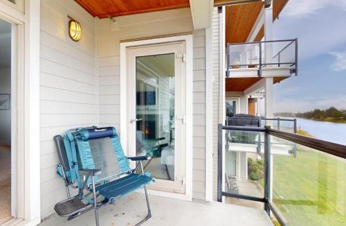 Seaside House | Condo with riverfront view - close to beaches & town - walk everywhere