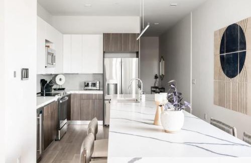 Jefferson Park House | Contemporary Condo - Grill - Balcony - Tesoro