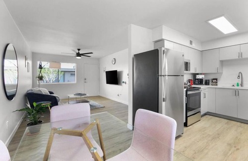 Camelback East Apartment | Contemporary Condo in Central Biltmore