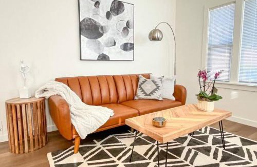 San Anselmo Apartment | Cool and Classy Steps to Downtown