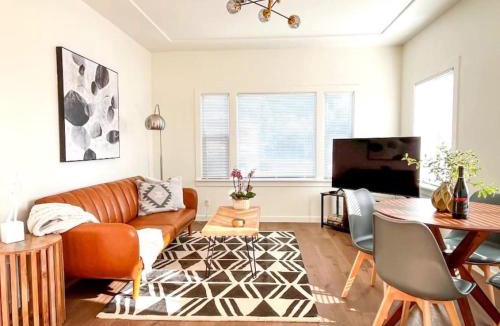 San Anselmo Apartment | Cool and Classy Steps to Downtown