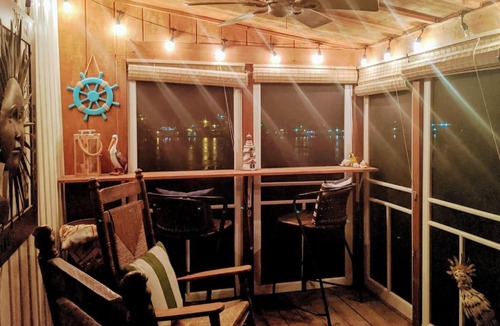 Le Claire House | Cottage on the Mississippi Venue and dog friendly