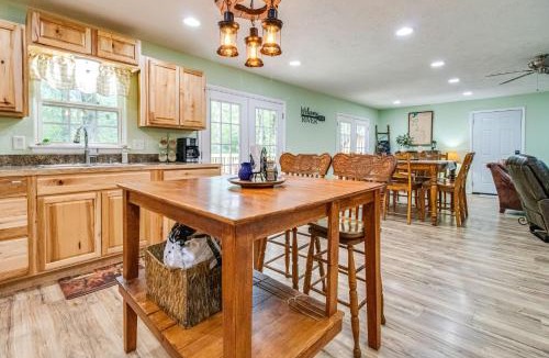 Cotter House | Cotter Home w/Deck ~ 1 Mi to Big Spring Park!