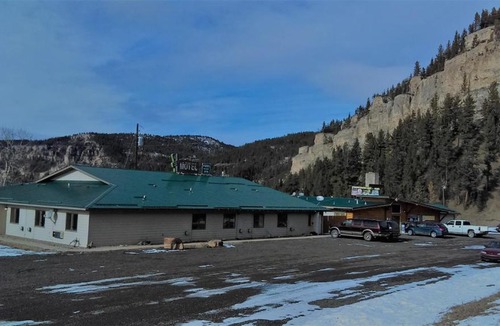 Monarch Hotel | Cougar Canyon Lodge