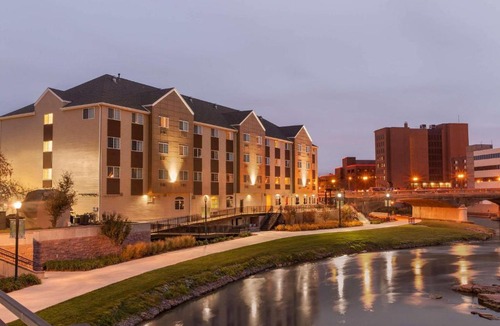 Downtown Hotel | Country Inn & Suites by Radisson, Sioux Falls