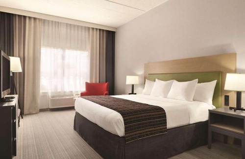 Oakdale Hotel | Country Inn & Suites by Radisson, Coralville, IA