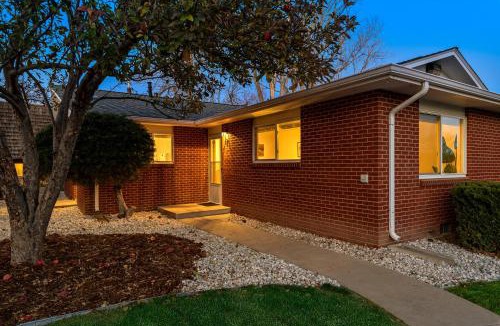 University Acres Apartment | Couples Getaway - Dog Friendly, Bike to Old Town!