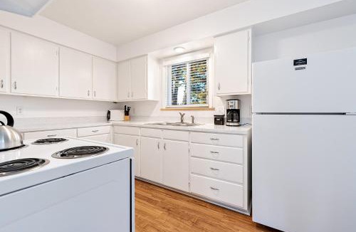 University Acres Apartment | Couples Getaway - Dog Friendly, Bike to Old Town!