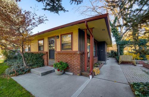 North End House | Couple’s Getaway in North End Boise - Walk to Dtwn