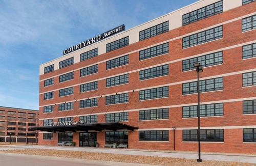 Waterloo Hotel | Courtyard by Marriott Waterloo Cedar Falls