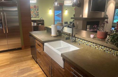 Bozeman House | Coveted Creekside Setting, Near Downtown And Bogert Park