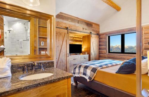 Big Sky House | Cowboy Heaven Cabin Ski-In Ski-Out Hot Tub