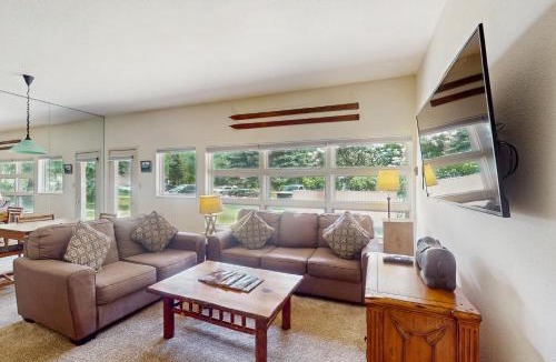 Vail Apartment | Cozy 1 Bedroom East Vail Condo #2C. Shuttle, Hot Tub, and Market on Site.