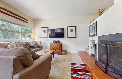 Vail Apartment | Cozy 1 Bedroom East Vail Condo #2C. Shuttle, Hot Tub, and Market on Site.