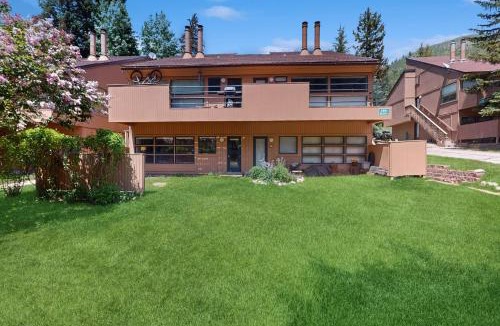 Vail Apartment | Cozy 1 Bedroom East Vail Condo #2C. Shuttle, Hot Tub, and Market on Site.