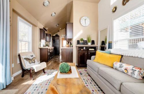 Woodland Park Apartment | Cozy 1BR Chalet Pikes Peak Grill and Relaxing Patio