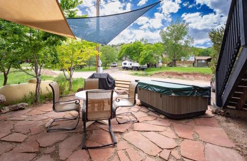Fort Collins Apartment | Cozy 1BR Mountain View Studio with Fireplace &Deck