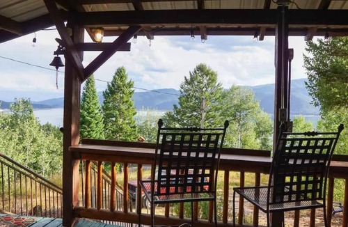 Irwin House | Cozy 2-bed cabin looking over Palisades Lake