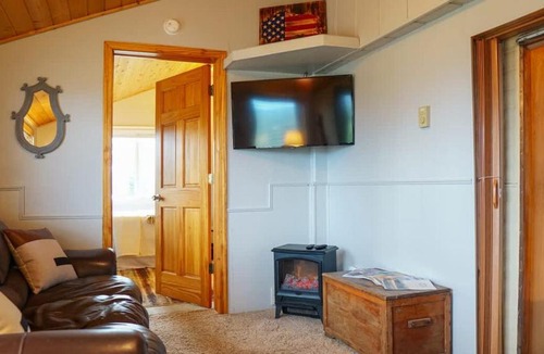 Irwin House | Cozy 2-bed cabin looking over Palisades Lake