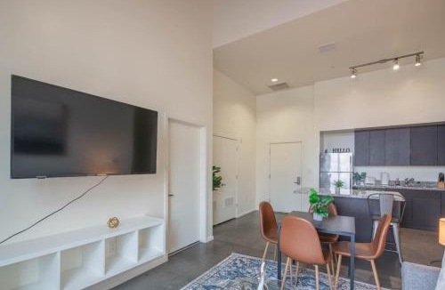 Evans Churchill Apartment | Cozy 2BD - Central DT - Gym, Pool, Parking - Sleep 8