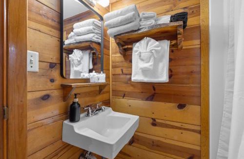 Rapid City House | Cozy 2BR Little Cabin - 15 Minutes to Mt Rushmore