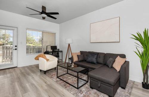 North Scottsdale Apartment | Cozy 2BR-Pool, Yoga Rm, Gym, Cabanas, BBQ,Prkng