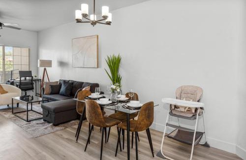 North Scottsdale Apartment | Cozy 2BR-Pool, Yoga Rm, Gym, Cabanas, BBQ,Prkng