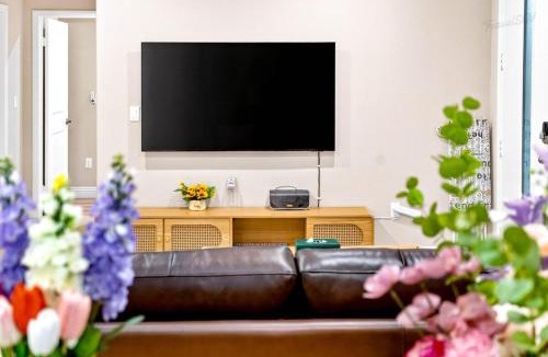 Bassett House | Cozy 3BR Backhouse + Near DTLA & Shops #TravelSGV