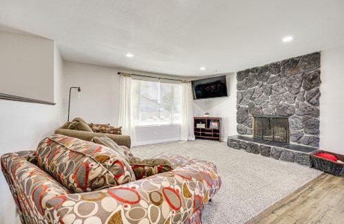 Kennewick House | Cozy Apt w/Private Deck, 2 Mi to Toyota Center!
