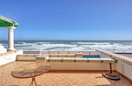 Las Conchas House | Cozy Beachfront Condo Las Olas II 10