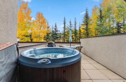Warrior's Mark Apartment | Cozy Breck Condo - Walk to Main St & Lifts - Hot Tub
