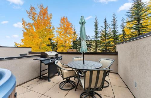 Warrior's Mark Apartment | Cozy Breck Condo - Walk to Main St & Lifts - Hot Tub
