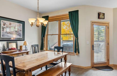 Warrior's Mark Apartment | Cozy Breck Condo - Walk to Main St & Lifts - Hot Tub