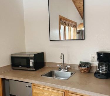 Woodland Park Bed & Breakfast | Cozy Cabin close to downtown Woodland Park