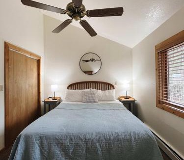Woodland Park Bed & Breakfast | Cozy Cabin close to downtown Woodland Park