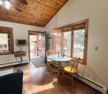 Woodland Park Bed & Breakfast | Cozy Cabin close to downtown Woodland Park