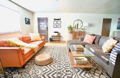 Oakhurst Ski Chalet | Cozy Cabin Near Yosemite & Bass lake, Breathtaking Views & Private Hot Tub, BBQ, Nature Getaway