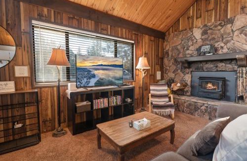 Woodlands House | Cozy Cabin - Quiet Area, Fireplace, Smart TV, Fenced Yard