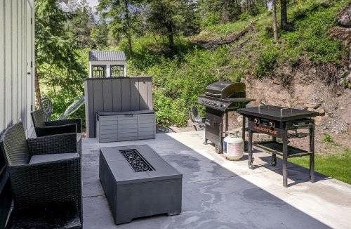 Somers House | Cozy Cabin w Private Hot Tub and Fire Pit