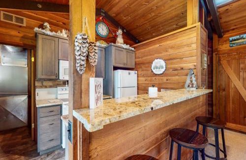Sunriver House | Cozy cabin with private hot tub deck grill central AC & W&D - dog-friendly